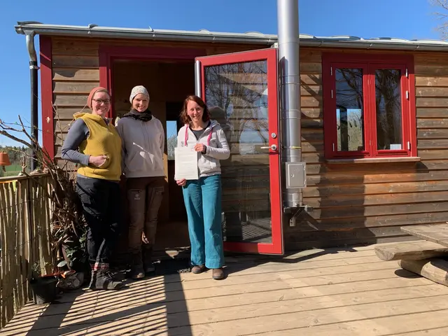 Ann-Kathrin Lüders (li.) und Katja Preuß von den Waldkinners freuen sich gemeinsam mit Annika Drews-Shambroom (re.) vom Naturpark über die Kooperation  | Foto: Naturpark Lüneburger Heide