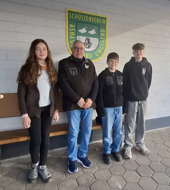 Von links: Mila Schmidt, Hans-Uwe Bruder, Marlon Büsselmann und Leon Bernstein
 | Foto: SV Ashausen