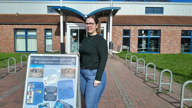 Laura Milsmann arbeitet bei der Stadtbibliothek Stade. Sie freut sich auf die Jubiläumsfeier | Foto: Hansestadt Stade