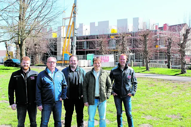 Zufrieden mit dem Baufortschritt (v. li.): Lennart Dobischok, Michael Tiedemann, Oliver und Christian Drewes und Hauke Wiebusch | Foto: sb