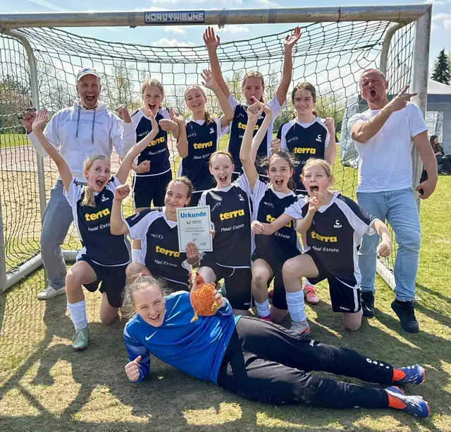 In Jubelpose - h.v.l: GAK-Sportlehrer Christoph Reise, Nele Schlosser, Lara Galland, Greta Schütt, Paula Bergmann, Mateusz Joskowski. V.v.l: Lilian Reise, Tamina Joskowski, Frieda Bachl, Nici Franchi, Vicky Groß, davor Lily Ott.