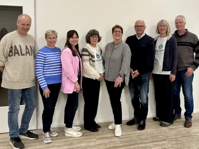 Christian Rainer (Besitzer, v. li.), Claudia Nehring (Veranstaltungen), Laura Thomsen (Social media), Heike Petersen (Beisitzerin, Schriftführerin), Antje Dedio (stellv. Vorsitzende), Jan Rehr (Vorsitzender), Martina Sander (Finanzen), Joachim Eggers (erw. Vorstand)
 | Foto: Leben und Fördern Elbmarsch e.V. 