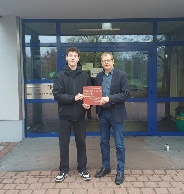 Linus B. und Schulleiter A. Wolff | Foto:  E. Brandt