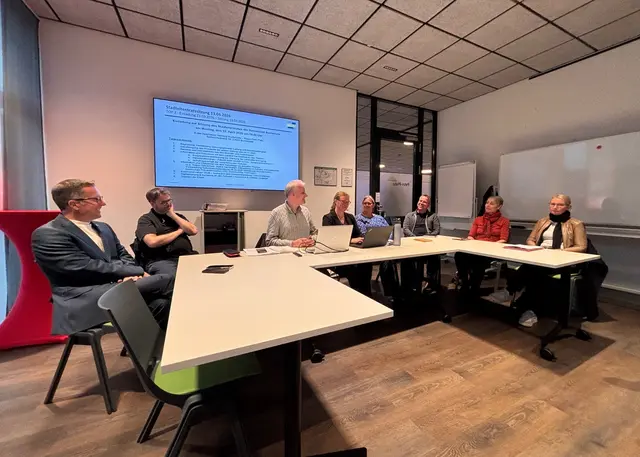 Bei Sitzung des Stadtelternrats in Buxtehude war Landrat Kai Seefried (li.) zu Gast; Fotos: pau