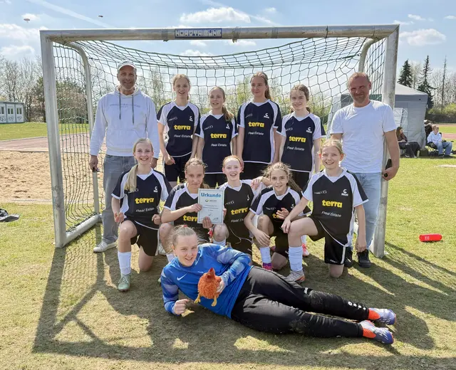 H.v.l: GAK-Sportlehrer Christoph Reise, Nele Schlosser, Lara Galland, Greta Schütt, Paula Bergmann, Mateusz Joskowski. V.v.l: Lilian Reise, Tamina Joskowski, Frieda Bachl, Nici Franchi, Vicky Groß, davor Lily Ott.