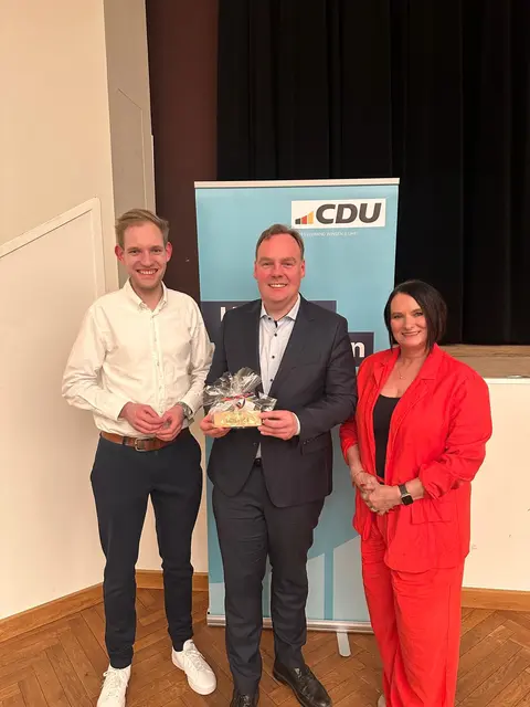 Vorsitzender Jan Malte Wieben (v. li.), Bürgermeister André Wiese und Fraktionsvorsitzende Anja Trominski | Foto: CDU Winsen 