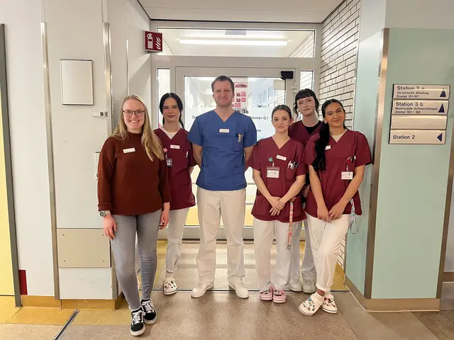 Die Auszubildenden hatten für zwei Wochen lang das Sagen auf der Station 3 im Krankenhaus Winsen. Eng an ihrer Seite: Tobias Balmer (stv. Stationsleitung der Station 3, Mitte) und Leonie Knolle (Praxiskoordinatorin GSBZ, li.)
 | Foto: Krankenhäuser Buchholz-Winsen