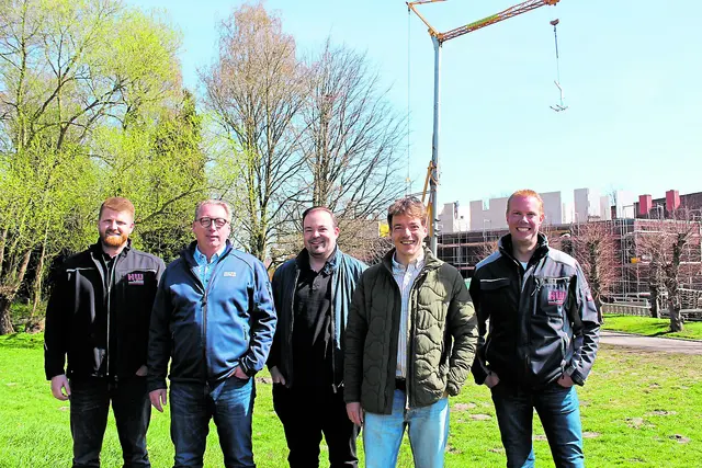 Zufrieden mit dem Baufortschritt (v. li.): Lennart Dobischok, Michael Tiedemann, Oliver und Christian Drewes und Hauke Wiebusch | Foto: sb