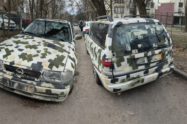 Die Collage zeigt den gespendeten Opel von der Frontansicht und der Rückseite | Foto: G.K.