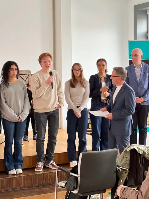 Landrat Kai Seefried (2.v.re.) im Gespräch mit Schülerinnen und Schülern des Stader Vincent-Lübeck-Gymnasiums | Foto: Landkreis Stade / Daniel Beneke