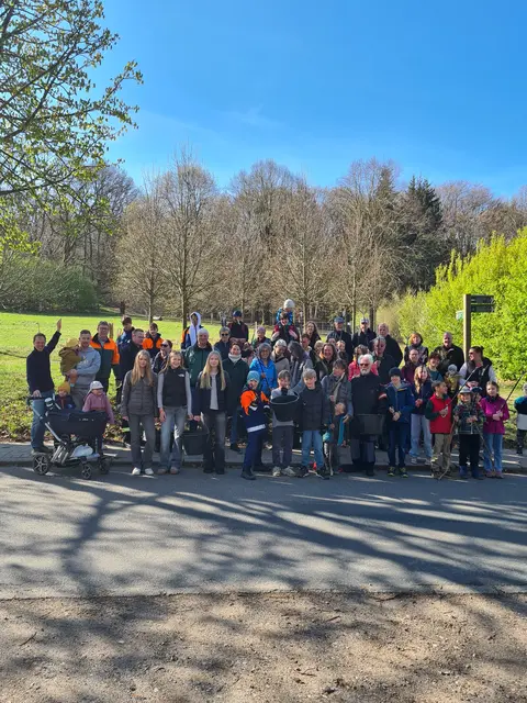 Starke Gemeinschaft für eine saubere Umwelt: Zahlreiche Ehrenamtliche – darunter viele Kinder – engagierten sich bei der Müllsammelaktion | Foto: Jan Gerlach