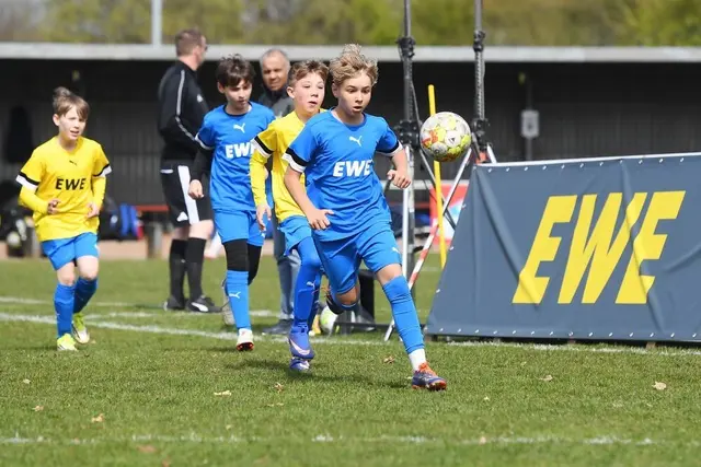 Zwischen dem VfL Maschen (gelb) und dem FC Hansa Schwanewede wurde um jeden Ball gekämpft | Foto: Verena Hornung