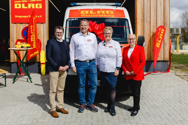 Vor dem neuen Fahrzeug (v. li.): Rolf Aldag, Florian Rosenow, Margret Holste und Nadja Weippert | Foto: Till von Rennenkampff