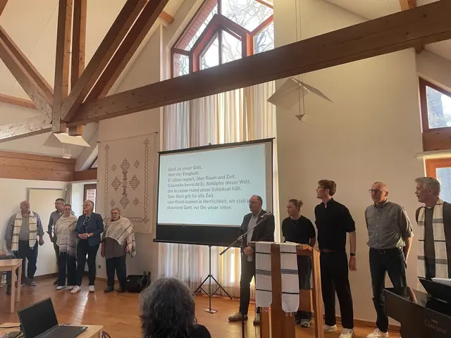 Einige Mitglieder der Reisegruppe beim Vortrag im Gemeindehaus Bargstedt  | Foto: Christa Haar-Rathjen