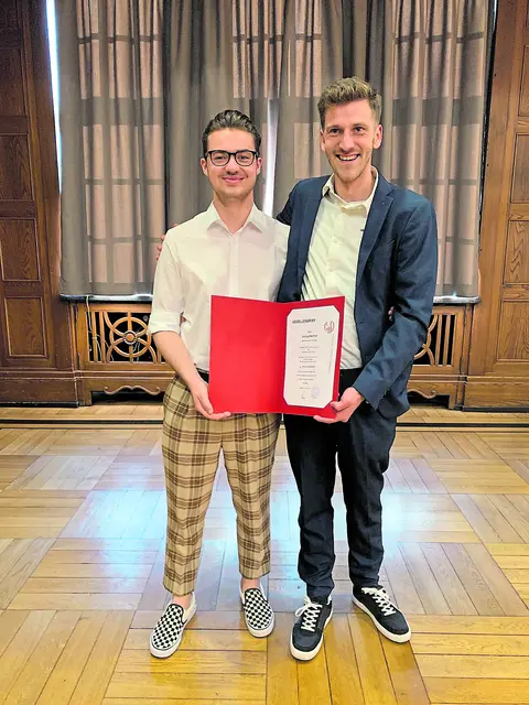 Joshua mit Eike Ernst bei der Friseurinnung Hamburg. Joshua erhält seinen Gesellenbrief | Foto: Friseurinnung Hamburg