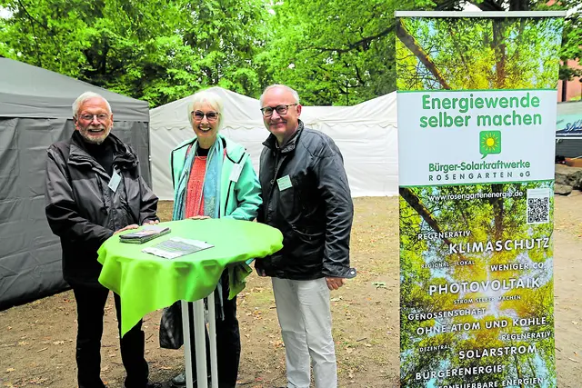 Am Stand der Bürgersolarkraftwerke Rosengarten auf dem Buchholzer Stadtfest (v. li.): Norbert Stein, Silvia Ogiolda und Gerd Baum | Foto: Stadt Buchholz