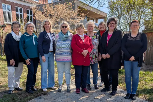 Von links: Sigrid Harms (Kassenwartin), Petra Homann (Vorsitzende), Marcelina Beecken (2. Vorsitzende), Dörthe Oberien, Marlene Thomas, Karin Klatt, Barbara Behr (Schriftführerin), Martina Reimers und Sandy Sander | Foto: Jan Filter