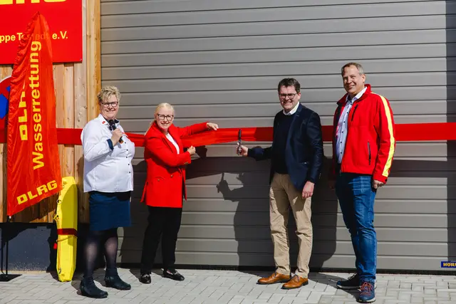Bei der feierlichen Hallen-Einweihung (v. li.): DLRG-Vorsitzende Margret Holste, Tostedts Bürgermeisterin Nadja Weippert, der stv. Samtgemeinde-Bürgermeister Rolf Aldag und der zweite DLRG-Vorsitzende Florian Rosenow | Foto: Till von Rennenkampff