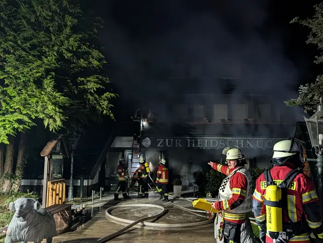Beim Brand im Keller des Hotels musste die Feuerwehr eine starke Rauchentwicklung bekämpfen | Foto: Pressestelle Feuerwehr Samtgemeinde Hanstedt