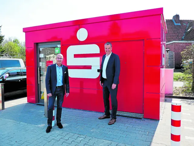 Andreas Sommer (Vorstandsvorsitzender) und Thomas Müller (Regionalleiter) haben den modernen SB-Pavillon der Sparkasse Harburg-Buxtehude in Holm-Seppensen eröffnet | Foto: Sparkasse Harburg-Buxtehude
