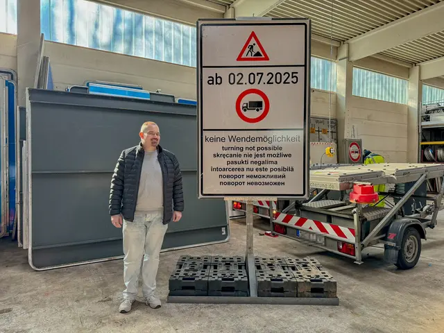 Ein Mitarbeiter der Unteren Verkehrsbehörde der Gemeinde Seevetal ­präsentiert ein mehrsprachiges Hinweisschild | Foto: Gemeinde Seevetal