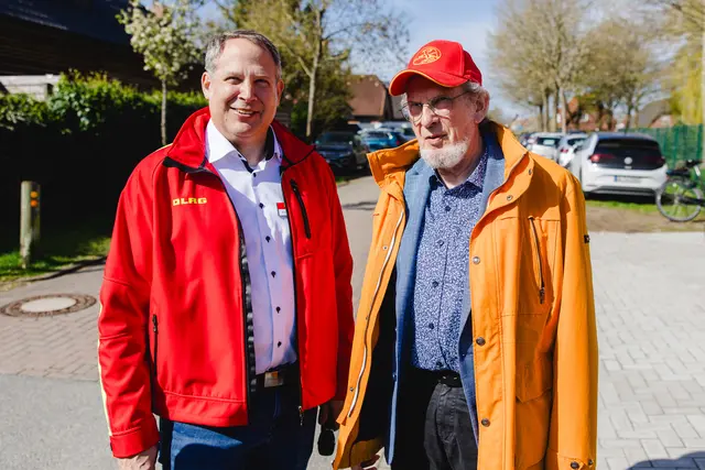 Florian Rosenow mit dem langjährigen DLRG-Vorsitzenden und Ehrenvorsitzenden, seinem Vater Uwe Rosenow | Foto: Till von Rennenkampff