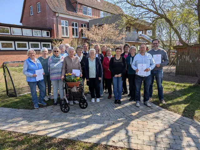 Organisiert den Übergang: Die neue Ortsvorsitzende Petra Homann mit ihrem Vorstnd und den geehrten langjährigen Mitgliedern | Foto: Jan Filter