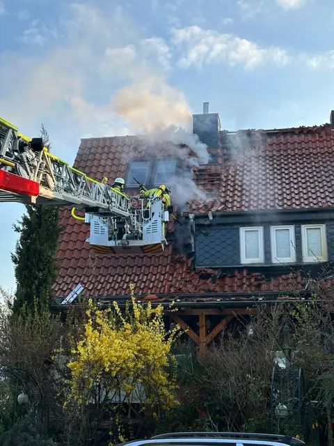 Einsatz der Feuerwehr bei dem Dachstuhlbrand in Winsen | Foto: Janine Richter