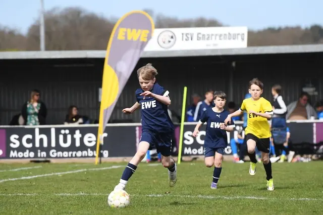 Hier ist der Buchholzer FC (blau) im Ballbesitz beim Spiel gegen den MTV Himmelpforten | Foto: Verena Hornung