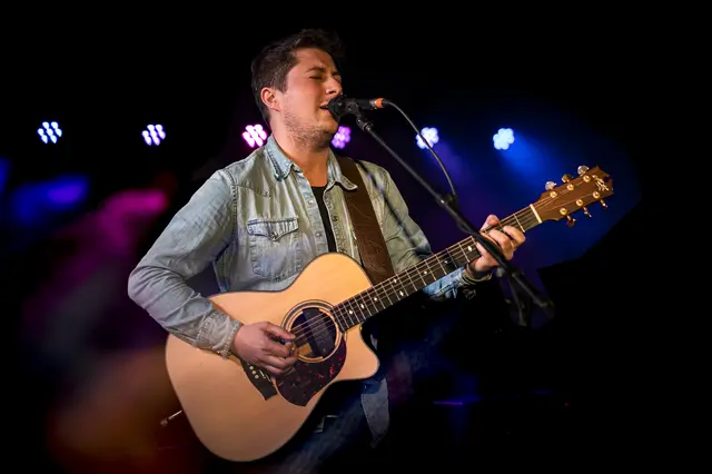 Der australische Gitarrist, Sänger und Songwriter Jaimi Faulkner an der Gitarre | Foto: diegomariella