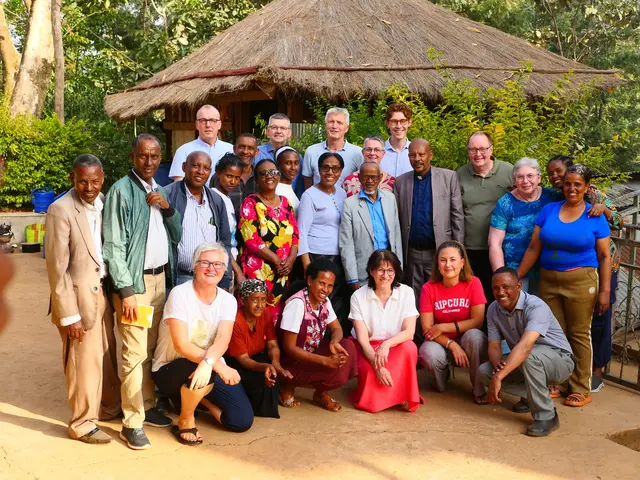 Reisegruppe mit Gastgeber:innen in Gimbi Kathleen Wohlers | Foto: Kathleen Wohlers