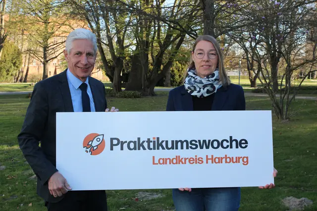 Bildungsmanagerin Andrea Paschke (re.) und Landrat Rainer Rempe rufen zur Teilnahme an der Praktikumswoche auf | Foto: ©Landkreis Harburg