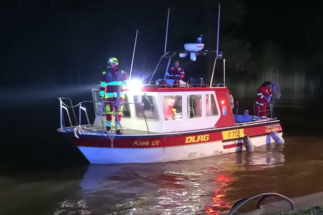  Mit einem DLRG Boot wurde der Verletzte an Land gebrach | Foto: Stefan Braun / Feuerwehr Landkreis Stade