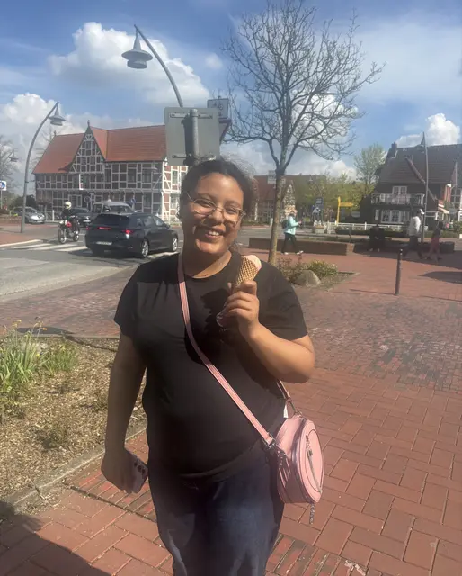 Brenda Clavija (18) genießt dien sonnigen Tag mit ihrer Tochter und einem Eis | Foto: sts