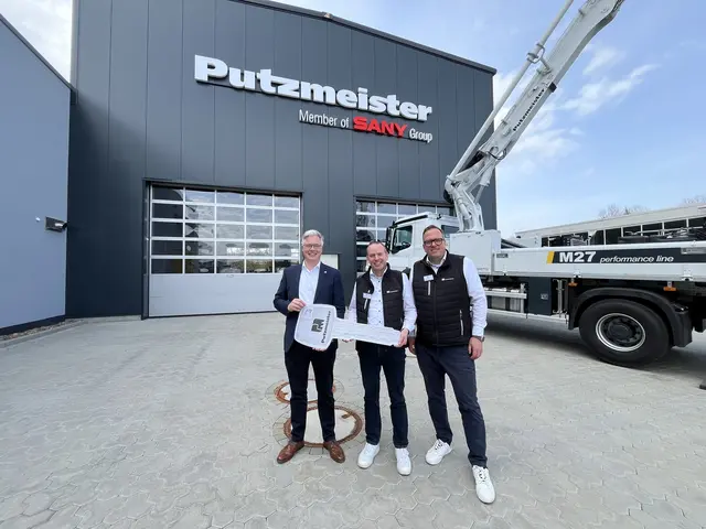 Der Schlüssel wurde offiziell übergeben (v. li.): Michael Bombeck, Geschäftsführer Meyer Hochbau GmbH &amp; Co. KG, Niederlassungsleiter Matthias Müller und Jens Bawidamann, Geschäftsführer Putzmeister Concrete Pumps GmbH  | Foto: sra