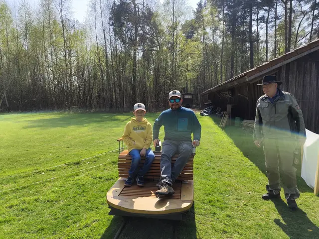 Neben drei regulären Fahrten auf der Feldbahn können große und kleine Besucherinnen und Besucher an diesem Tag auch eine Draisinen-Fahrt unternehmen | Foto: Moorbahn Burgsittensen