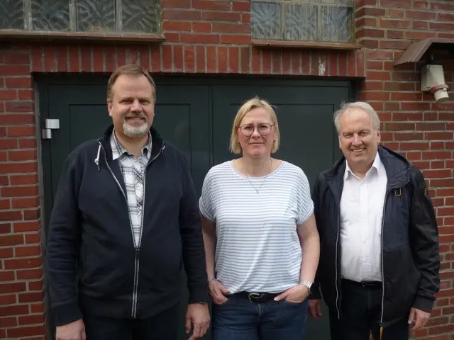 Der Vorstand der Wasserleitungsgenossenschaft Tangendorf (v. re.): Vorsitzender Bernd Lauer, Geschäftsführerin Cornelia Kahle und Aufsichtsratsvorsitzender Joachim Stehr vor dem Pumpenhaus | Foto: Joerg Stallbaum
