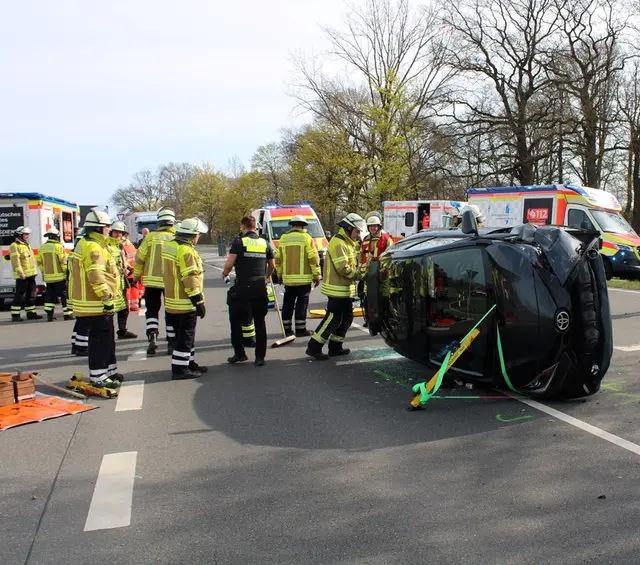 Der Toyota lag durch den Aufprall auf der Seite | Foto: gi