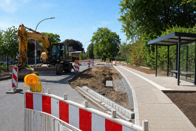 Bauarbeiten auf der Bremer Straße in Rosengarten: Fahrbahn und Bushaltestellen werden erneuert und barrierefrei ausgebaut | Foto: KI-generiert