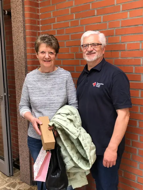 DRK-Ortsvereins-Vorsitzender Roger Grewe gratuliert Jubilarin Christa Müller | Foto: Göran Wesche