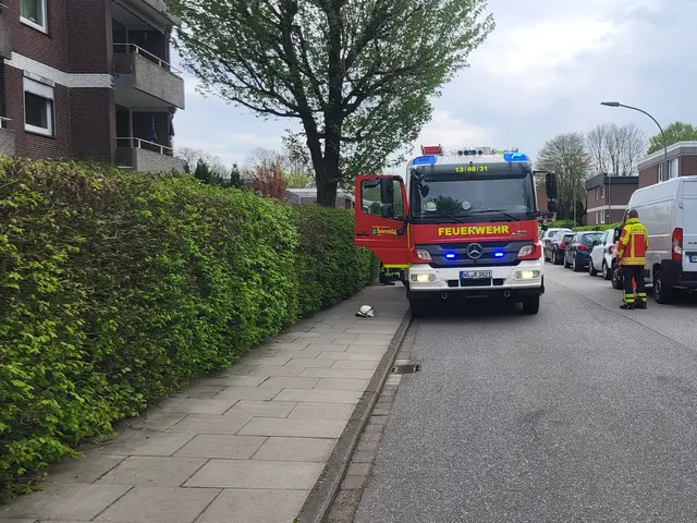 Die Feuerwehr vor dem Haus in Hittfeld, in dem der Wohnungsbrand geschah | Foto: A. Feldtmann, Pressesprecher der FF Hittfeld