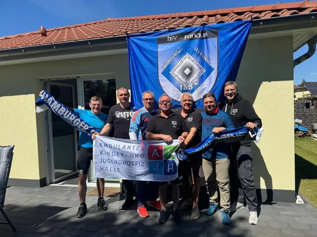 Seit 2005 ein HSV-Fanclub: die Saalkreisdinos | Foto: Saalkreisdinos