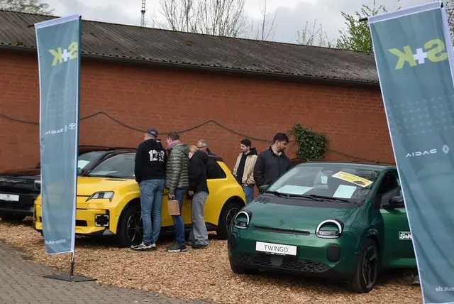 Die E-Fahrzeuge - hier der neue R5 und der Twingo von Renault - wurden vom Autohaus S+K vorgestellt | Foto: Axel-Holger Haase
