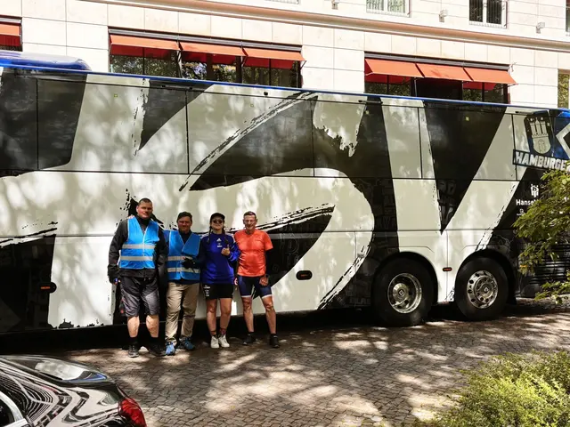 Mit schweren Beinen, aber stolz: die Radfahrer der Tour 2025 vorm HSV-Bus  | Foto: Saalkreisdinos