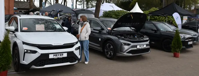 Das Autohaus Meyer aus Tostedt präsentierte ebenfalls neueste E-Mobilität von Skoda | Foto: Axel-Holger Haase