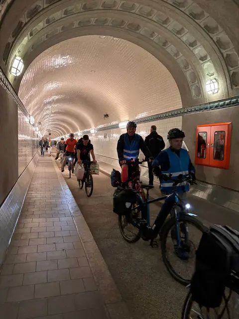 Die Gruppe im Alten Elbtunnel, 2025 | Foto: Saalkreisdinos