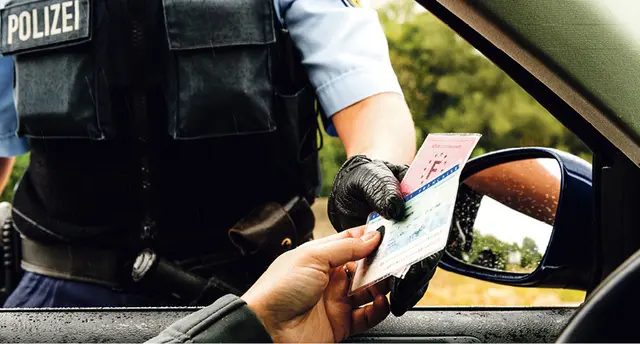Bei einer Polizeikontrolle wurde ein Pkw-Fahrer ohne Papier erwischt. Zusätzlich hatte er Alkohol konsumiert | Foto: KI generiert