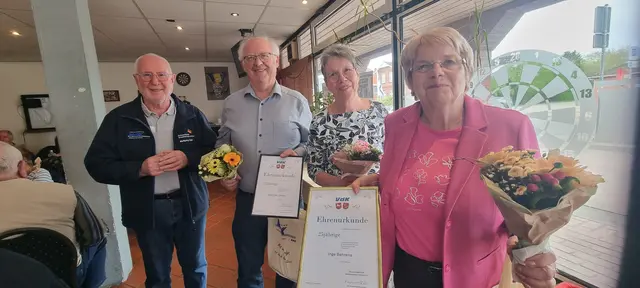 Geehrt vom Vorsitzenden Wolfgang Eder (v. li.: Heinrich Ahrens,  Dörthe Husen und Inge Behrens | Foto: ig