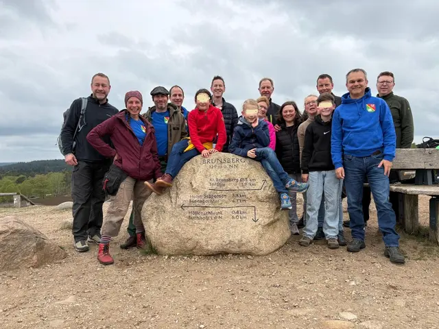 Gruppenbild an Info-Stein | Foto: Verein