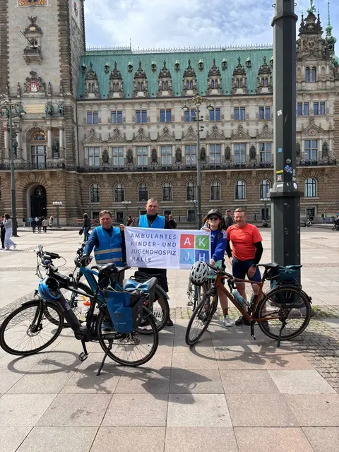 Die Radler der Saalkreisdinos 2025 beim Stopp vorm Hamburger Rathaus  | Foto: Saalkreisdinos